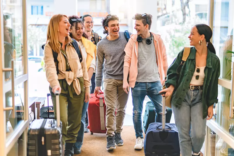 group-walking-into-hotel